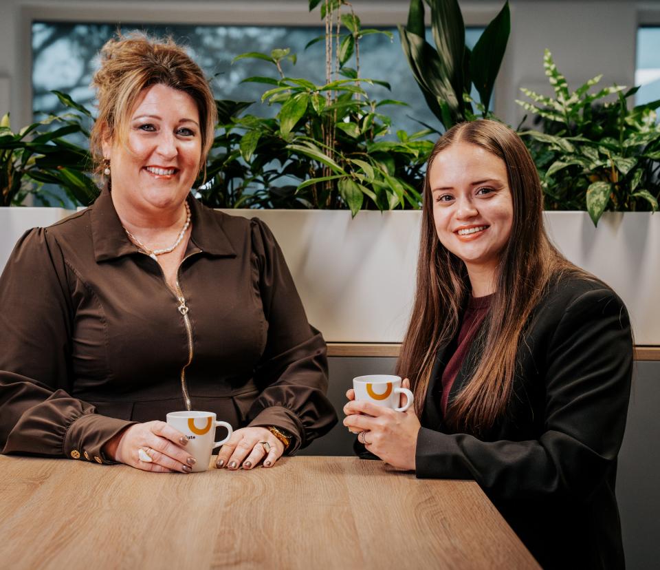 Twee collega's op kantoor lachend